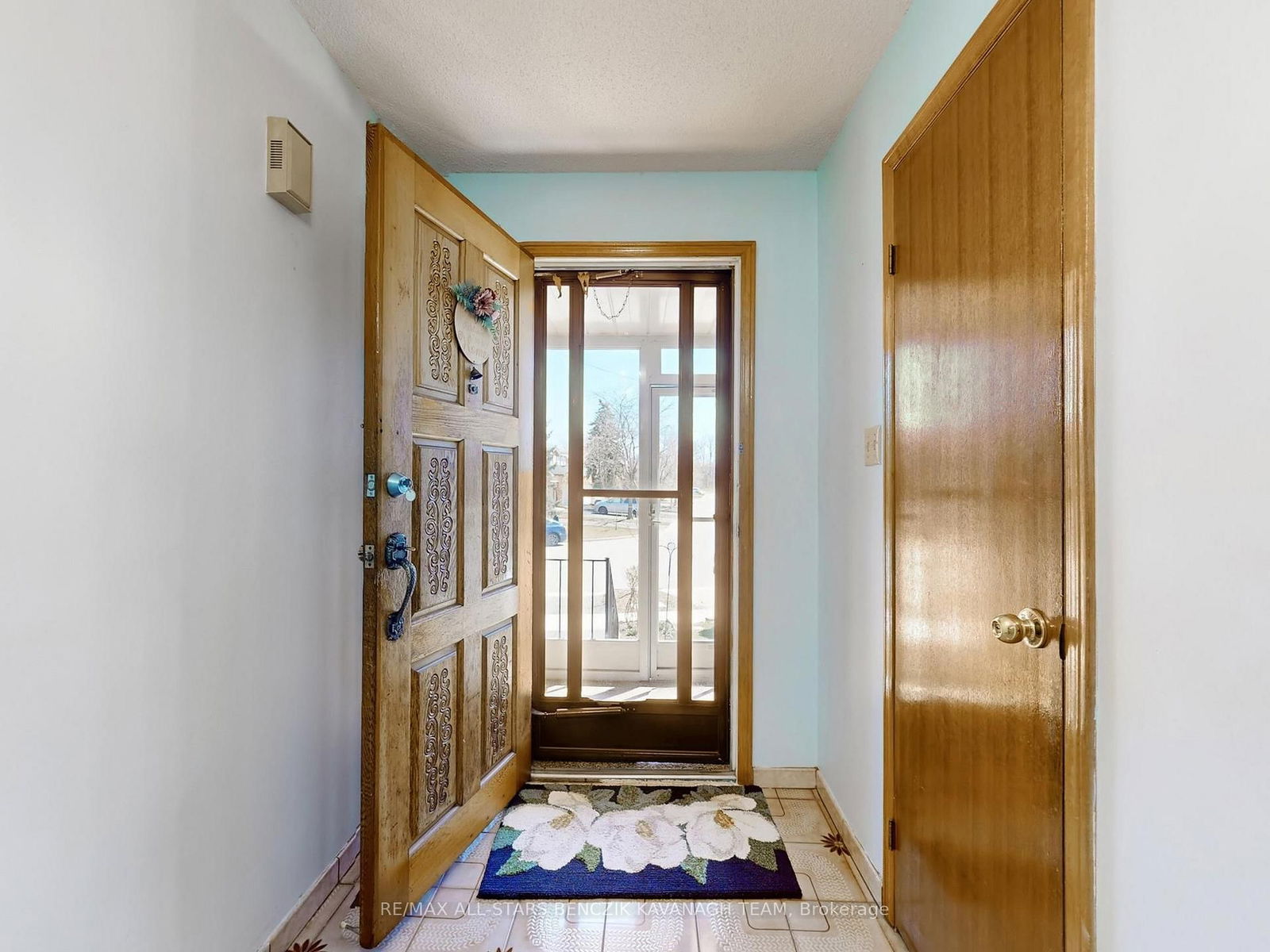 Detached House for sale at 104 Burnt Bark Drive, Toronto, Steeles, M1V 3J8 - MLS: E12096279