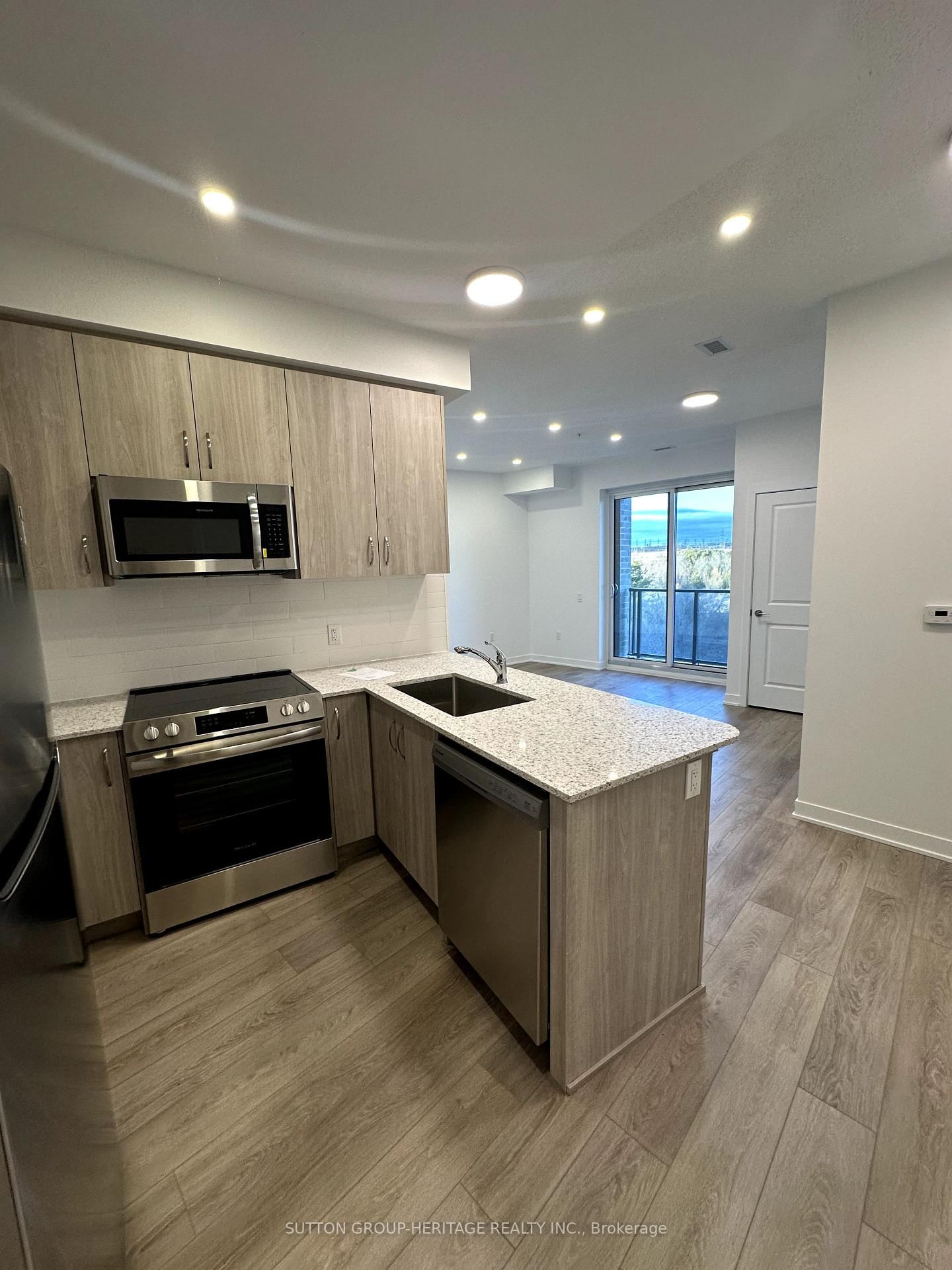Condo leased at 401-385 Arctic Red Drive, Oshawa, Windfields, L1L 0W9 - MLS: E12096505