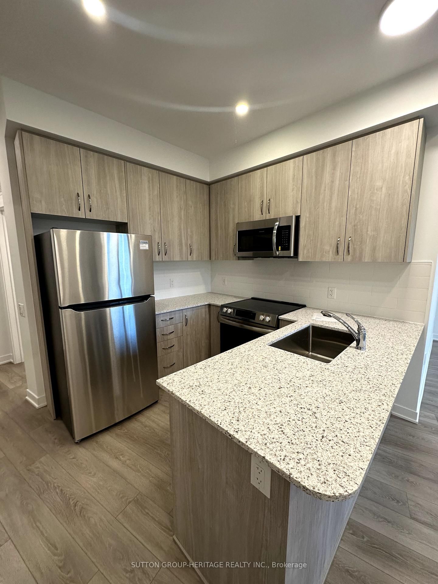 Condo leased at 401-385 Arctic Red Drive, Oshawa, Windfields, L1L 0W9 - MLS: E12096505