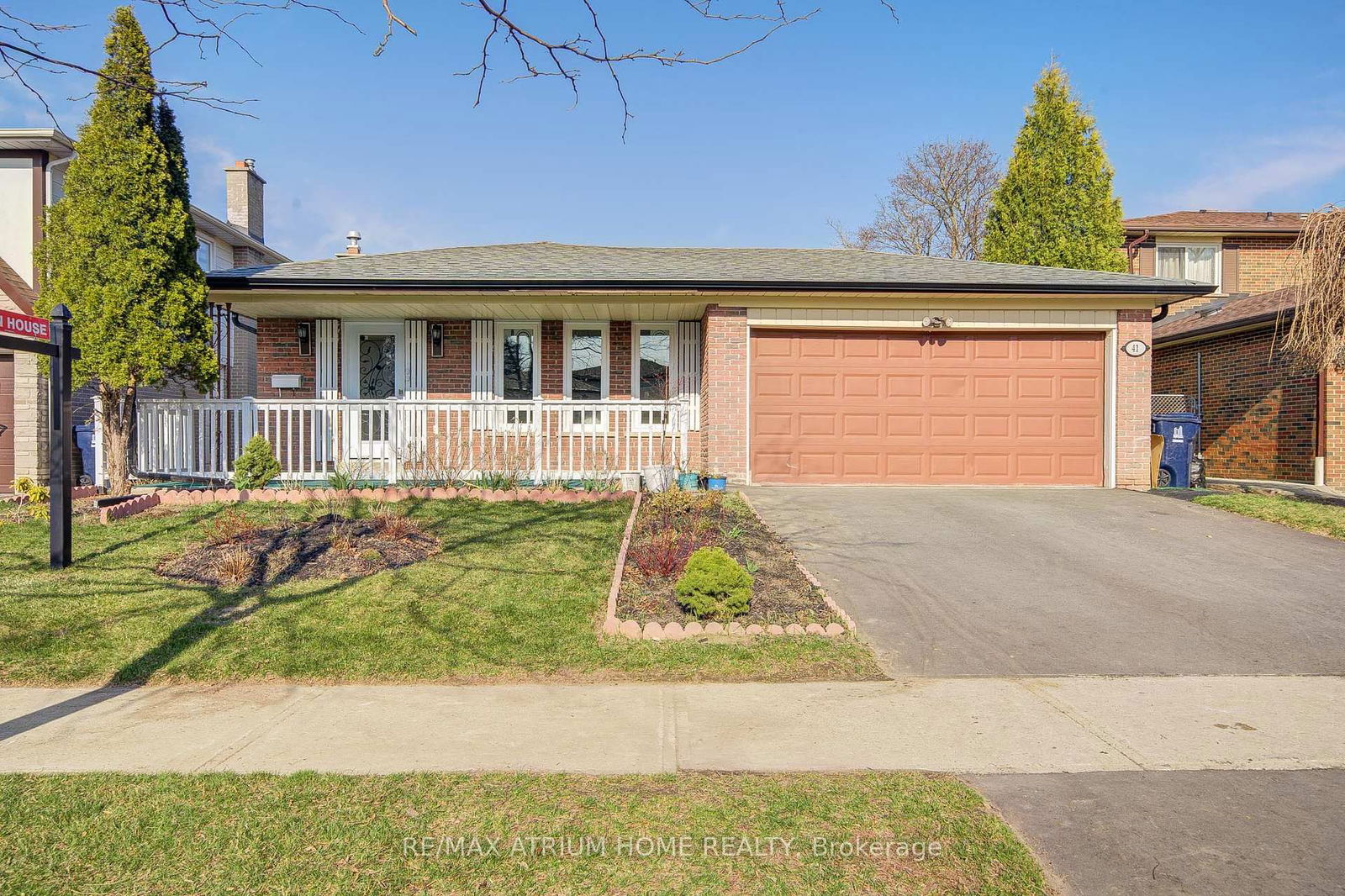 Detached House sold at 41 Davisbrook Boulevard, Toronto, Tam O'Shanter-Sullivan, M1T 2H6 - MLS: E12100250