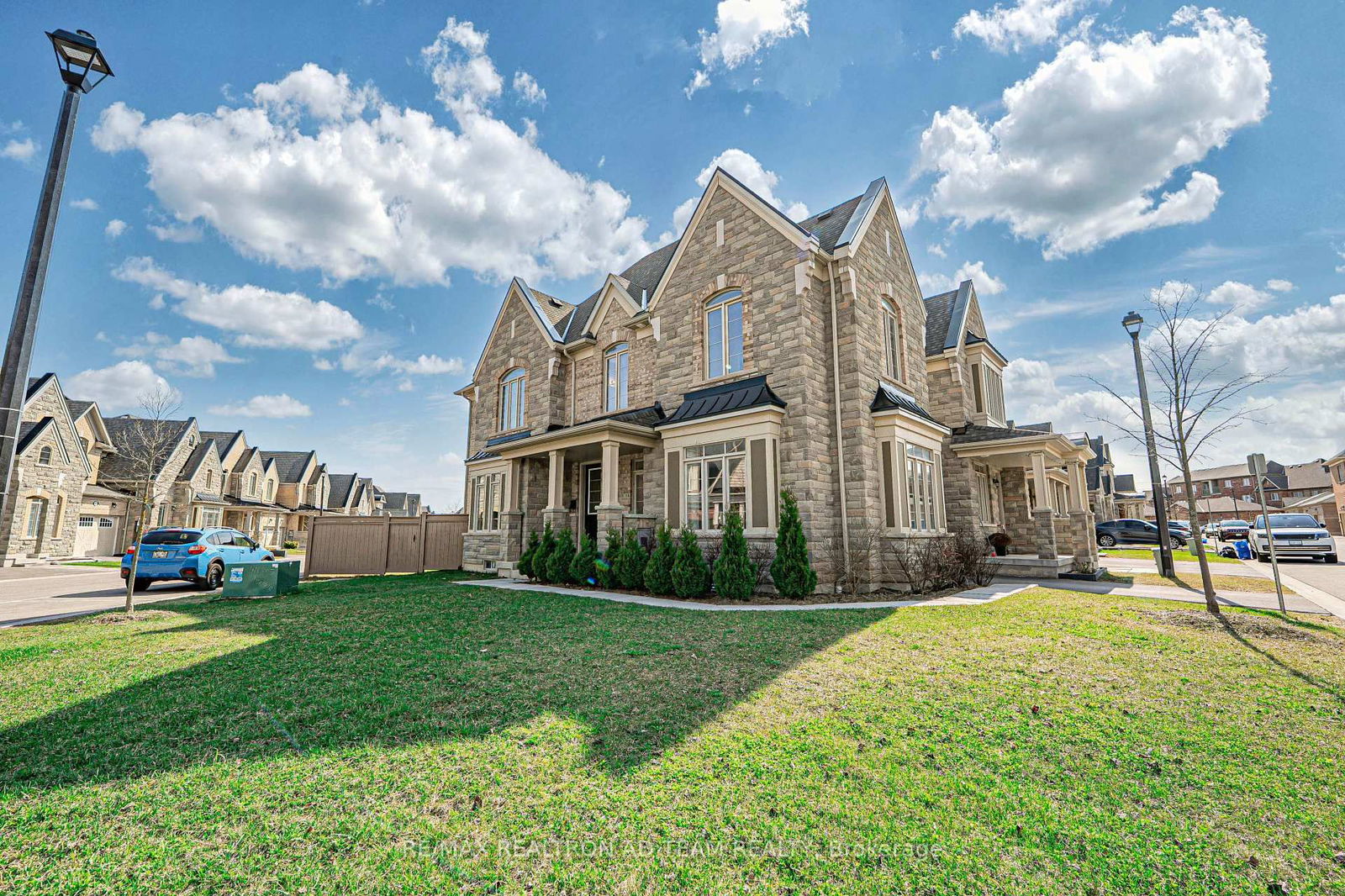 Townhouse sold at 116 Workmen's Circle, Ajax, Northwest Ajax, L1T 0N6 - MLS: E12101496