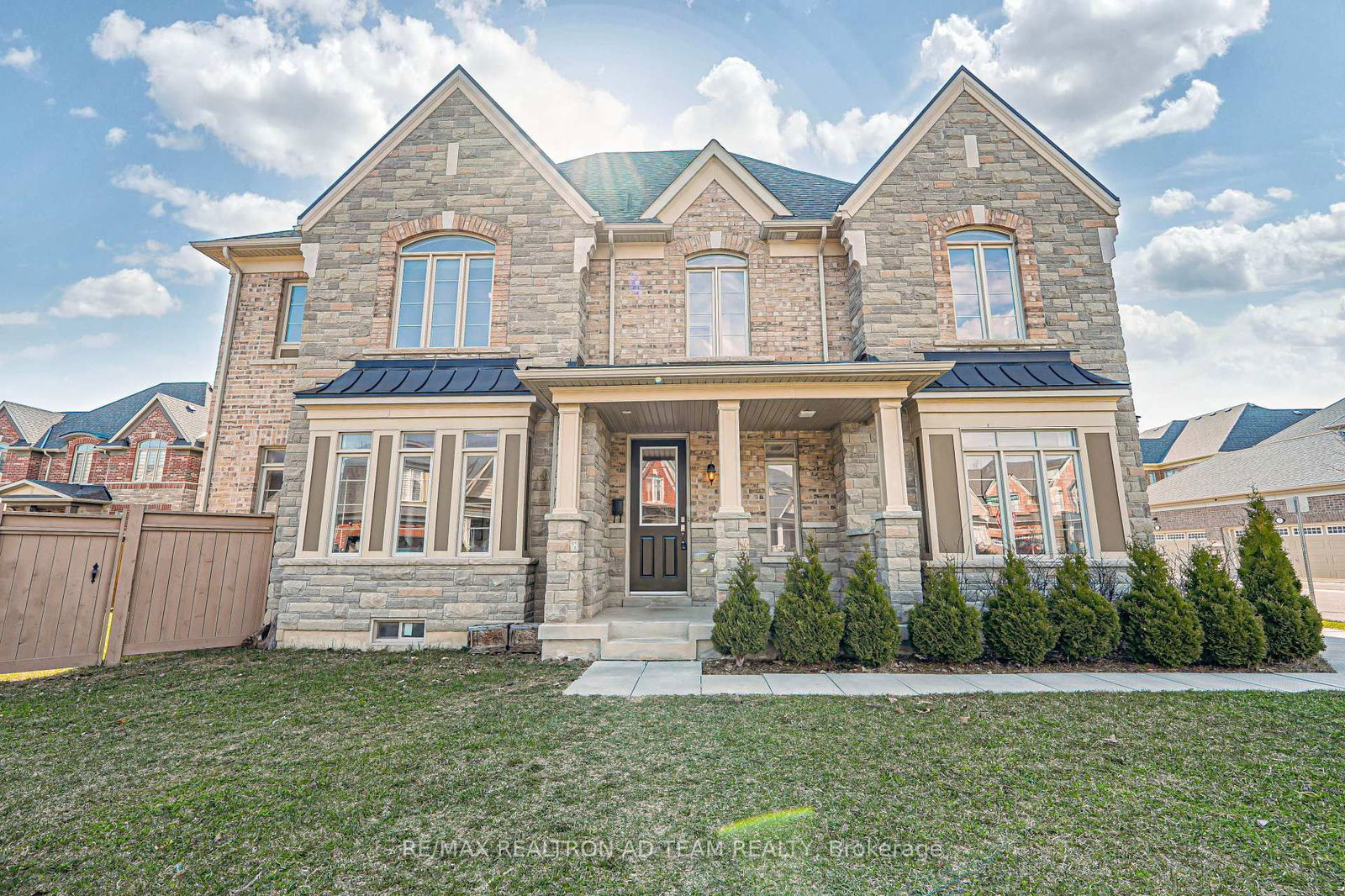 Townhouse sold at 116 Workmen's Circle, Ajax, Northwest Ajax, L1T 0N6 - MLS: E12101496