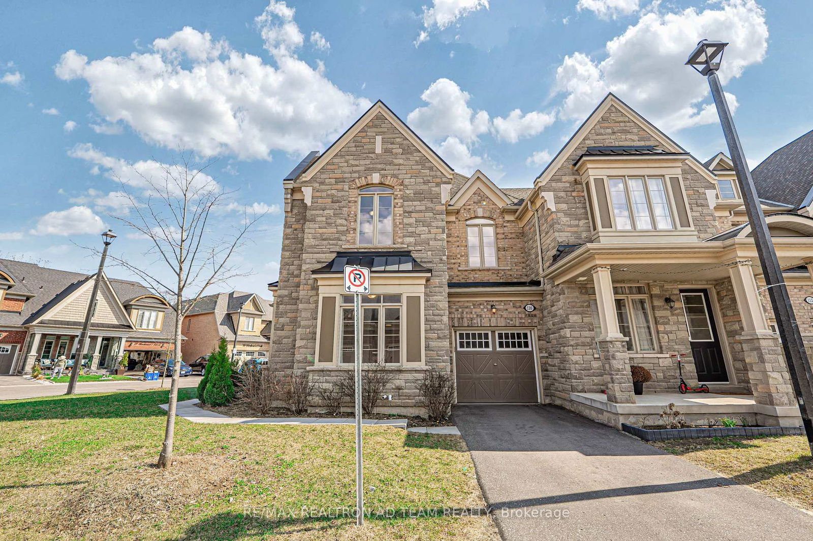 Townhouse sold at 116 Workmen's Circle, Ajax, Northwest Ajax, L1T 0N6 - MLS: E12101496