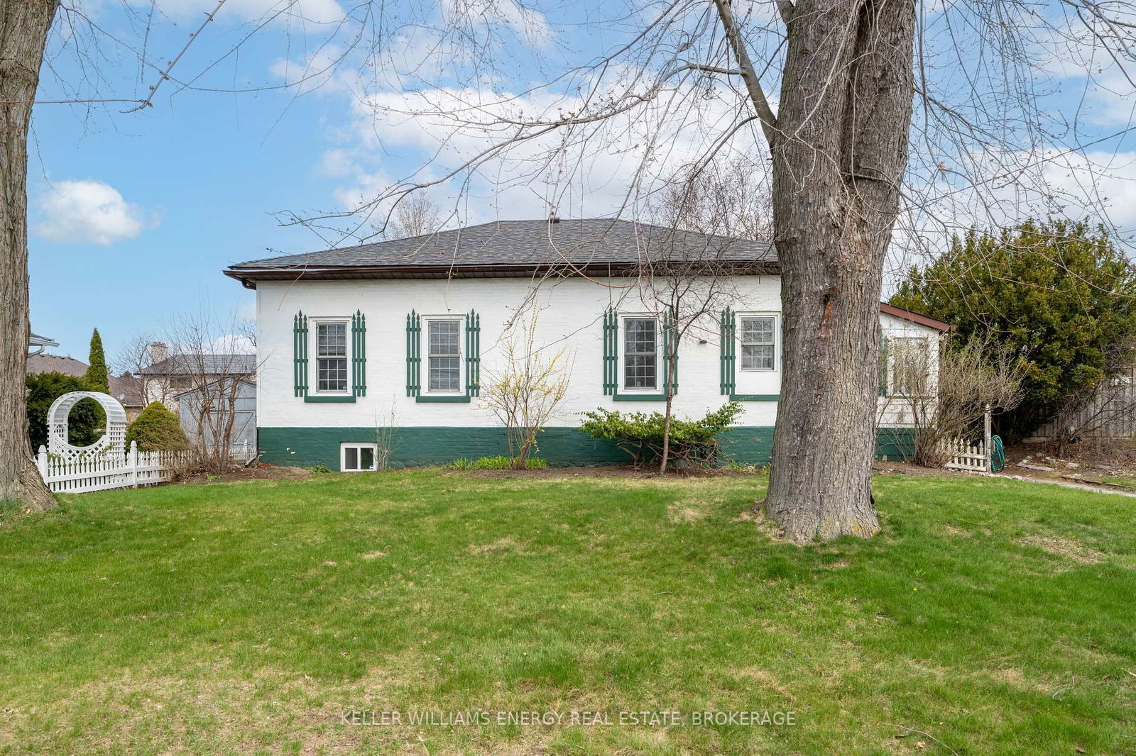 Detached House sold at 1000 King Street, Oshawa, Eastdale, L1H 1H2 - MLS: E12102754