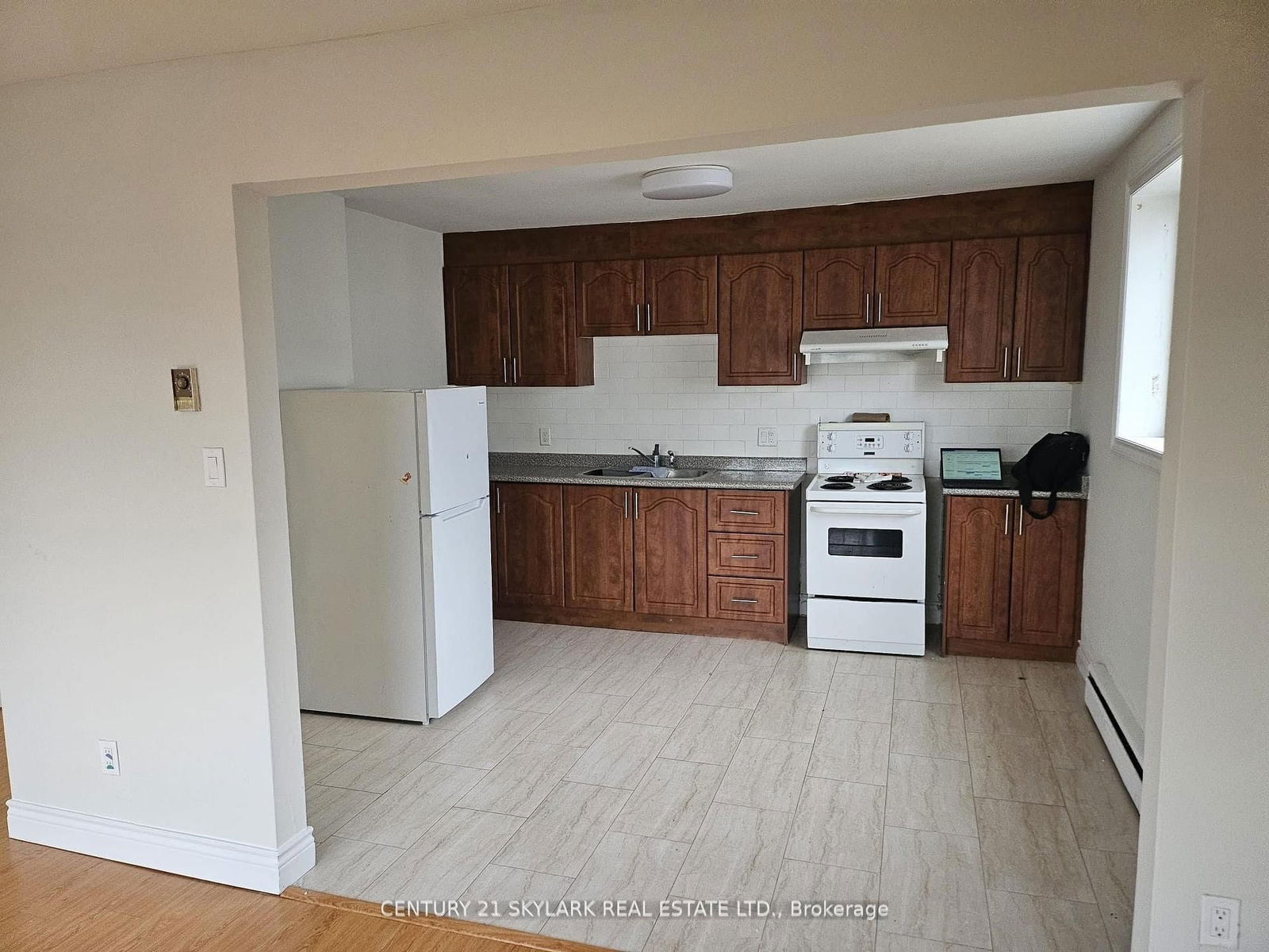Semi-Detached House leased at 5-371 Elgin Court, Oshawa, McLaughlin, L1J 2P5 - MLS: E12104765