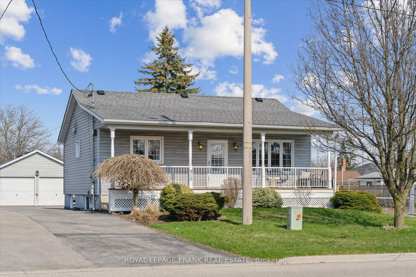 Detached House for sale at 219 Grenfell Street, Oshawa, Vanier, L1J 4W3 - MLS: E12104939