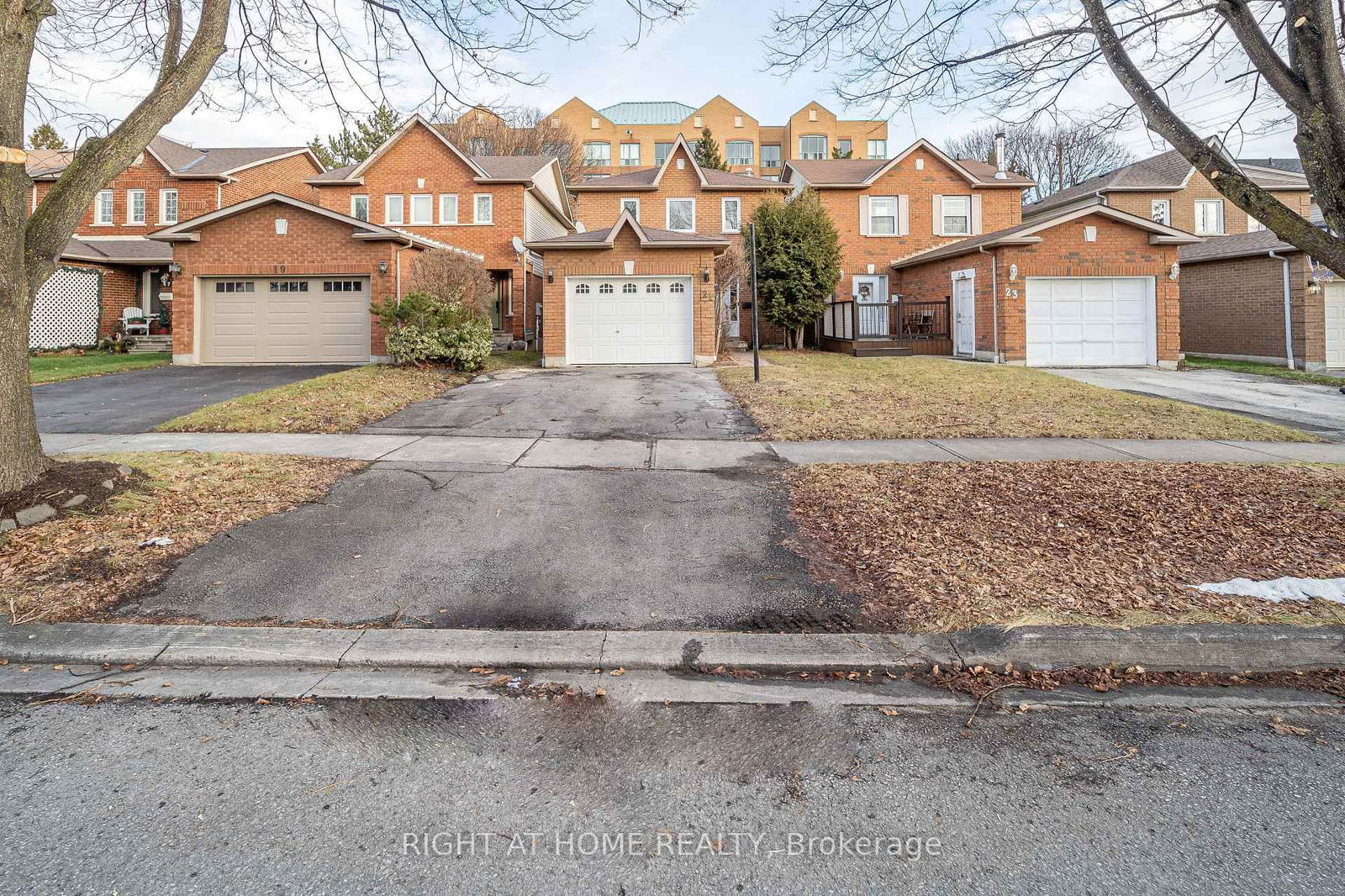 Detached House for sale at 21 Mcbrien Court, Whitby, Williamsburg, L1R 2C8 - MLS: E12105605