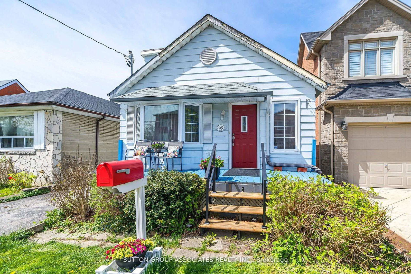 Detached House for sale at 16 North Bonnington Avenue, Toronto, Clairlea-Birchmount, M1K 1X2 - MLS: E12109204