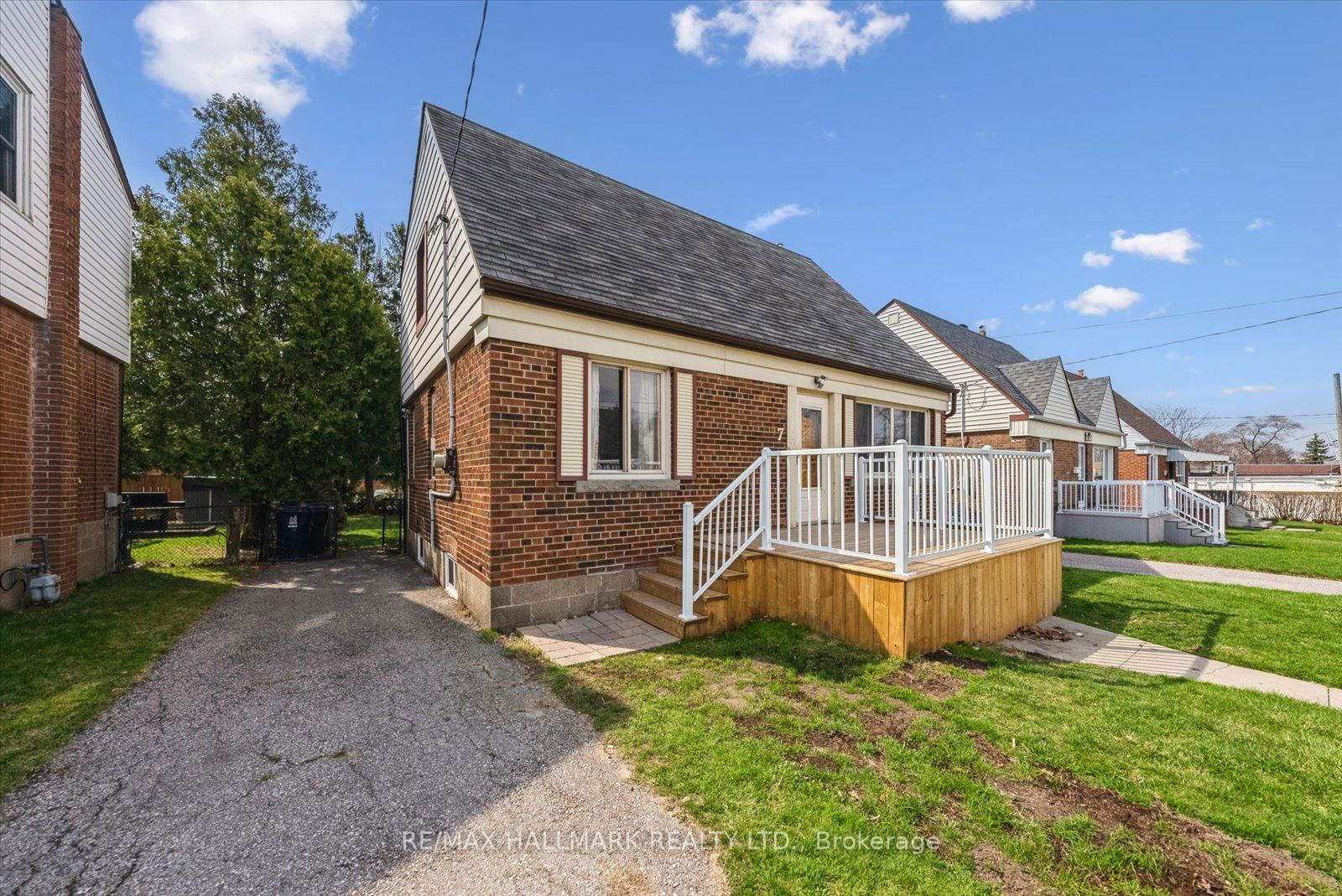 Detached House for sale at 7 Eastgate Crescent, Toronto, Clairlea-Birchmount, M1L 1X1 - MLS: E12110001