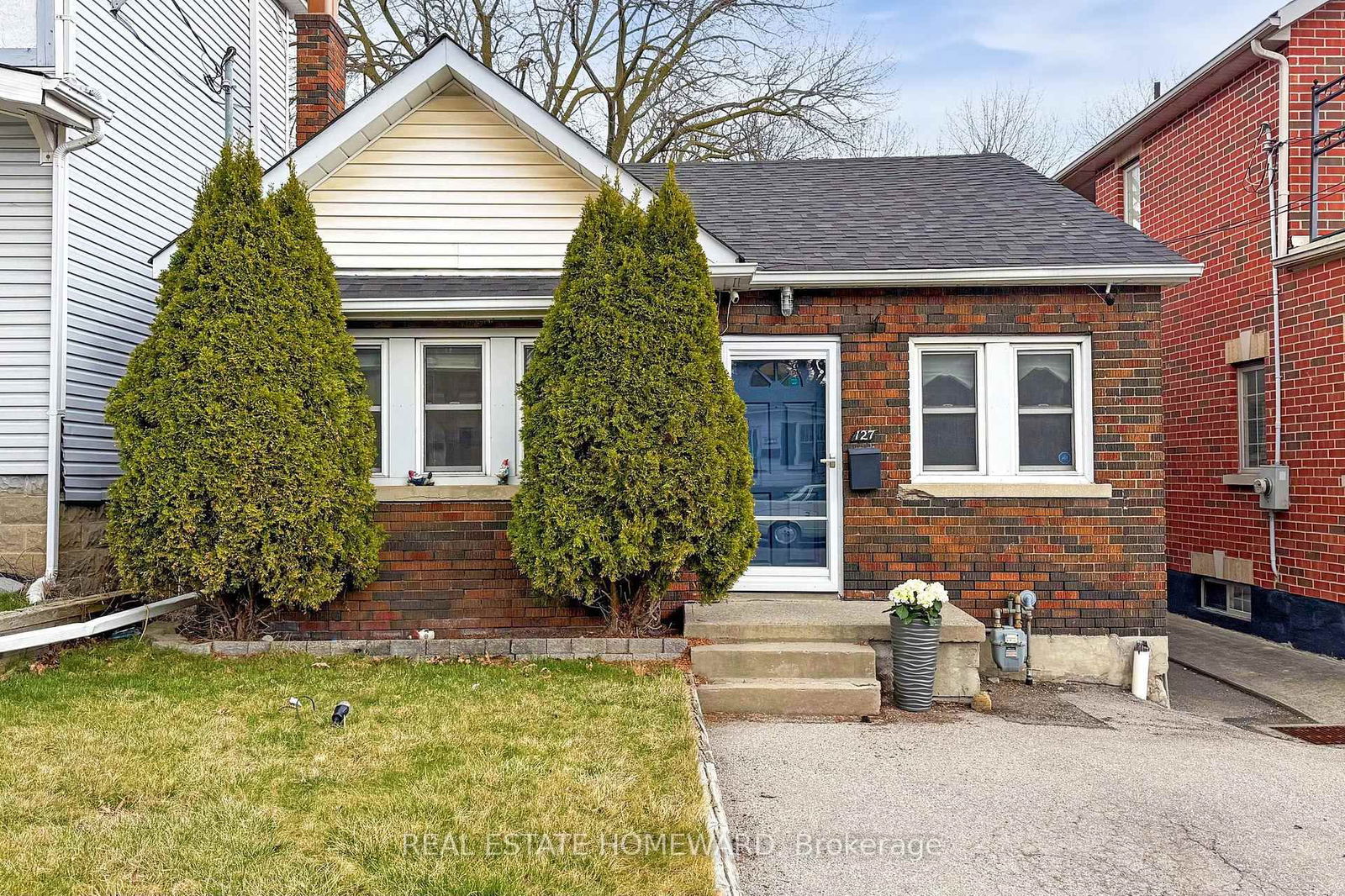 Detached House for sale at 127 Kalmar Avenue, Toronto, Birchcliffe-Cliffside, M1N 3G6 - MLS: E12110301