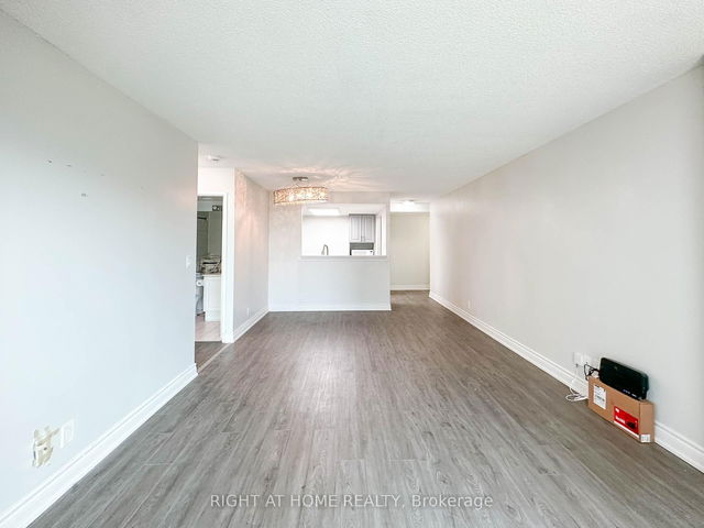 913 - 8 Lee Centre Drive