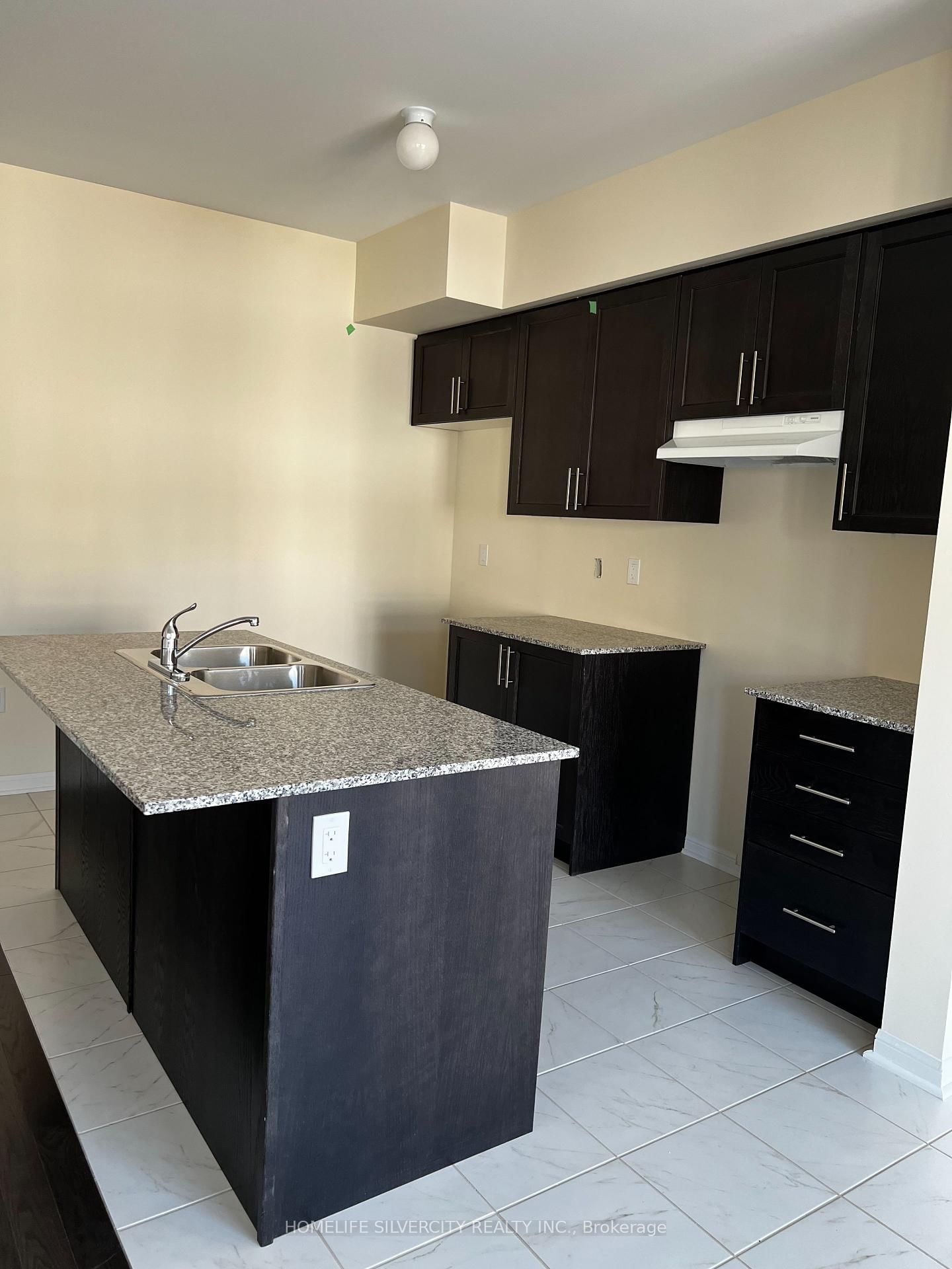 Townhouse for lease at 305 Windfields Farm Drive, Oshawa, Windfields, L1L 0S9 - MLS: E12112356
