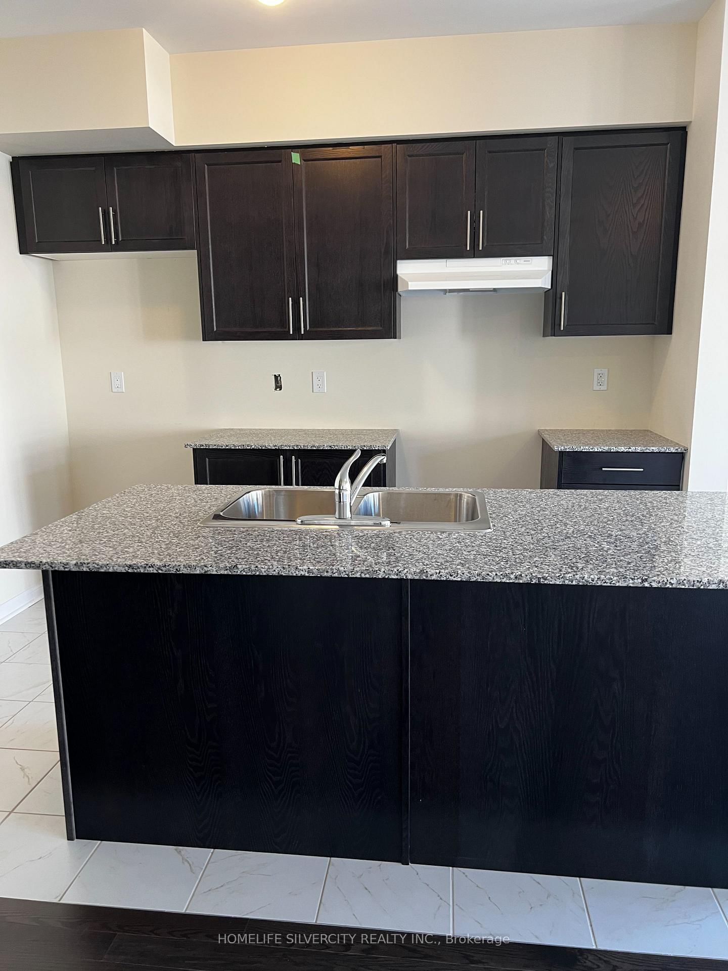 Townhouse for lease at 305 Windfields Farm Drive, Oshawa, Windfields, L1L 0S9 - MLS: E12112356