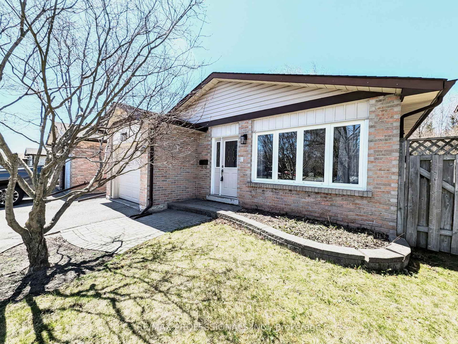 Detached House for sale at 240 Limerick Street, Oshawa, Vanier, L1J 6K9 - MLS: E12113799
