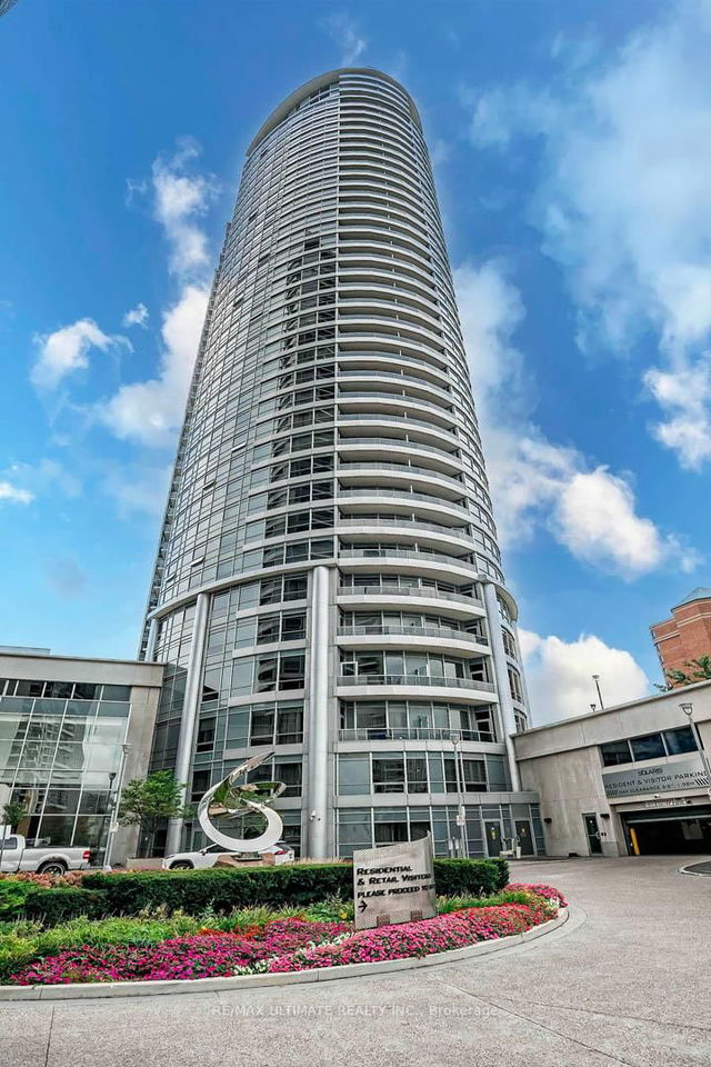 3720 - 135 Village Green Square