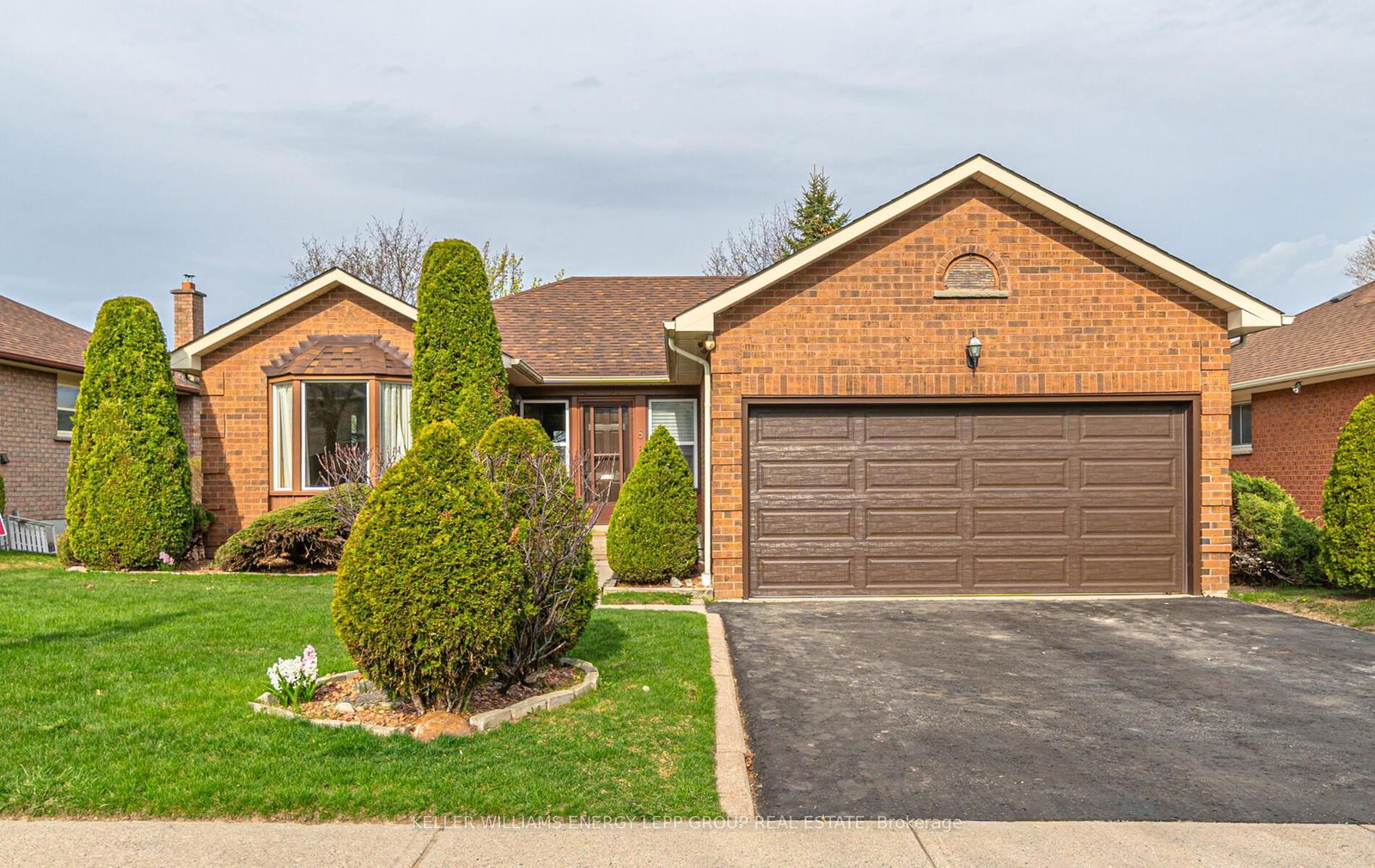 Detached House for sale at 8 Hialeah Crescent, Whitby, Blue Grass Meadows, L1N 6R1 - MLS: E12119376