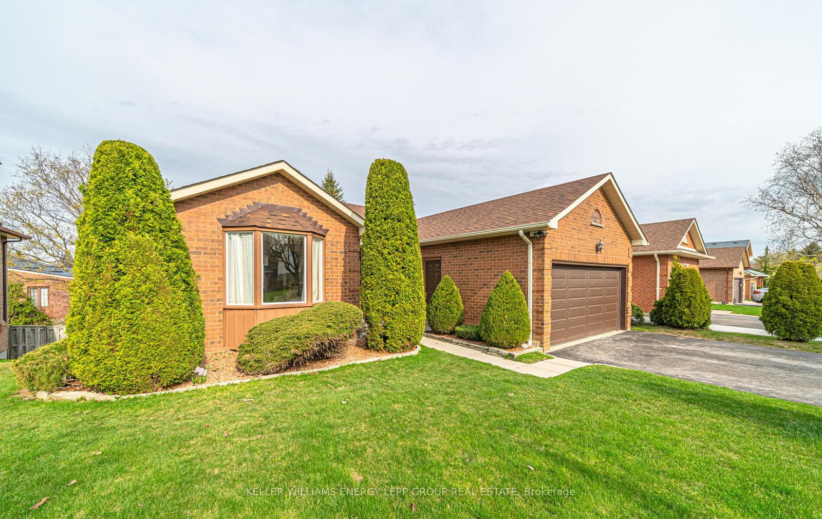 Detached House for sale at 8 Hialeah Crescent, Whitby, Blue Grass Meadows, L1N 6R1 - MLS: E12119376