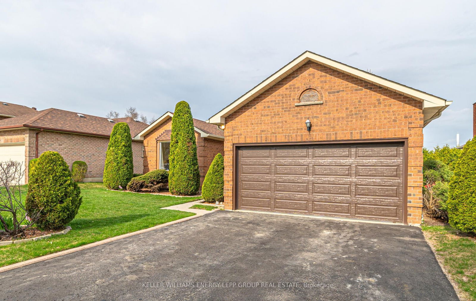 Detached House for sale at 8 Hialeah Crescent, Whitby, Blue Grass Meadows, L1N 6R1 - MLS: E12119376