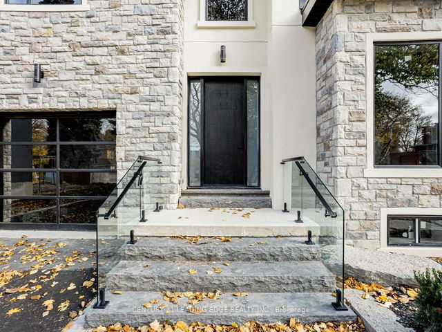 19 DONALDA Crescent