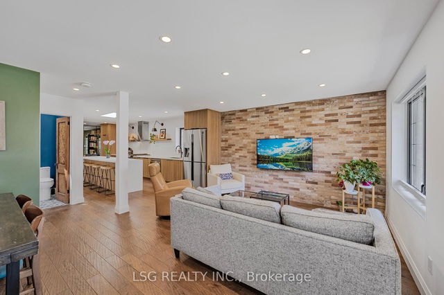 202 Linsmore Crescent