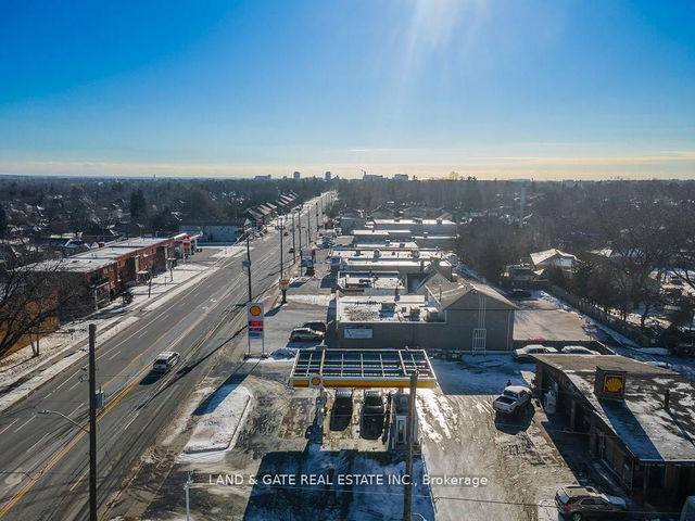 405 - 976 Simcoe Street