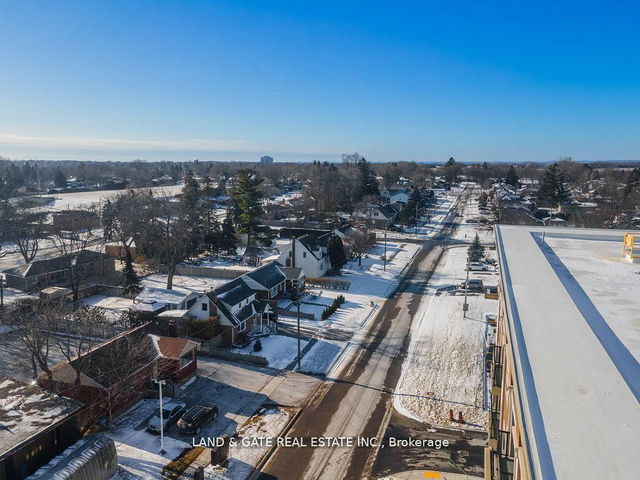 201 - 976 Simcoe Street