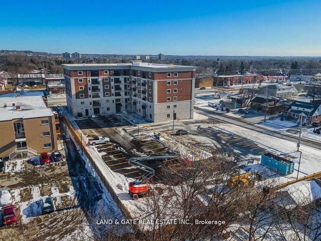 201 - 976 Simcoe Street