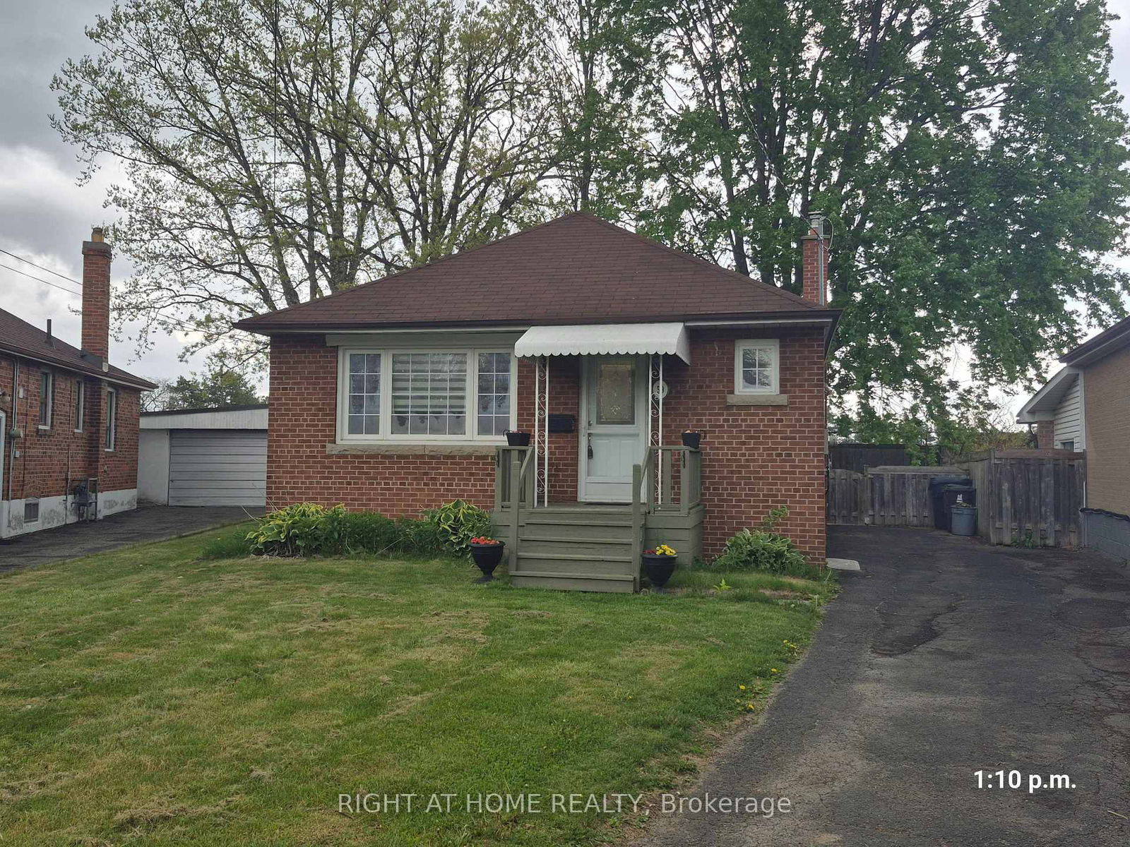 Detached House for sale at 59 Hollydene Road, Toronto, Clairlea-Birchmount, M1L 2A7 - MLS: E12122958