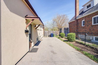 71 Vauxhall Dr, Toronto - Dorset Park image-0-4