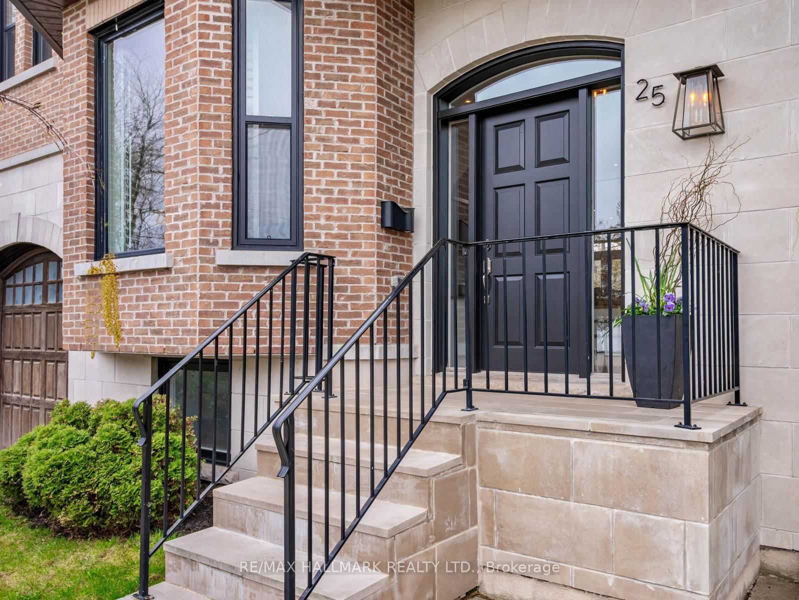 Detached House for sale at 25 Parkland Road, Toronto, Birchcliffe-Cliffside, M1N 1Y7 - MLS: E12128917