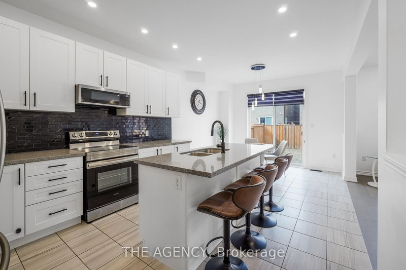 10 Moses Cres, Clarington, L1C 0T7 | Image 3