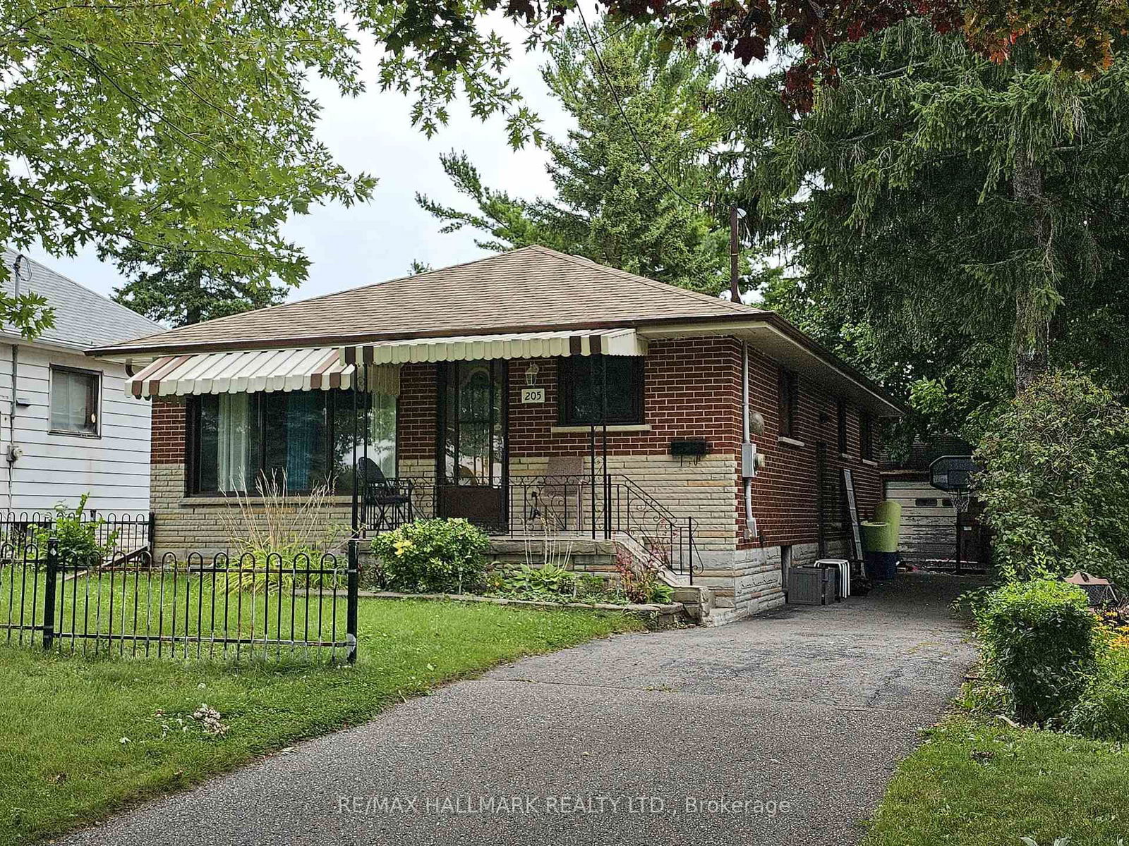 Detached House for sale at 205 Grenfell Street, Oshawa, Vanier, L1J 4W3 - MLS: E12129233