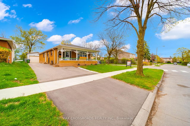 32 Lighthall Crescent