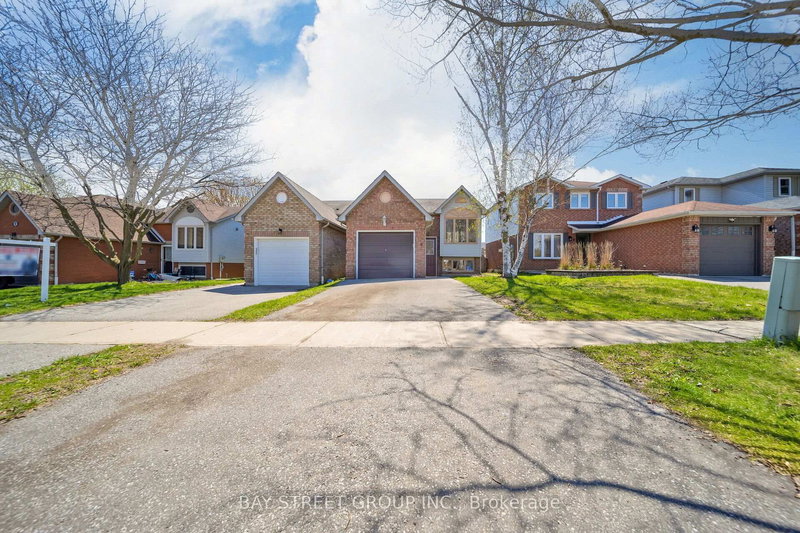 9 Fenwick Ave, Clarington, L1C 4R6 | Image 2