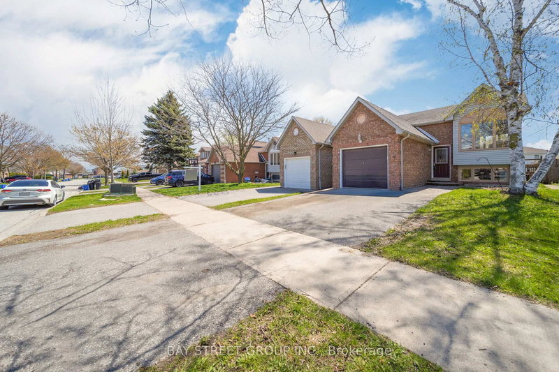 9 Fenwick Ave, Clarington, L1C 4R6 | Image 3