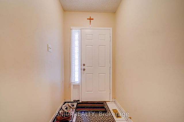 174 Roxanne Crescent