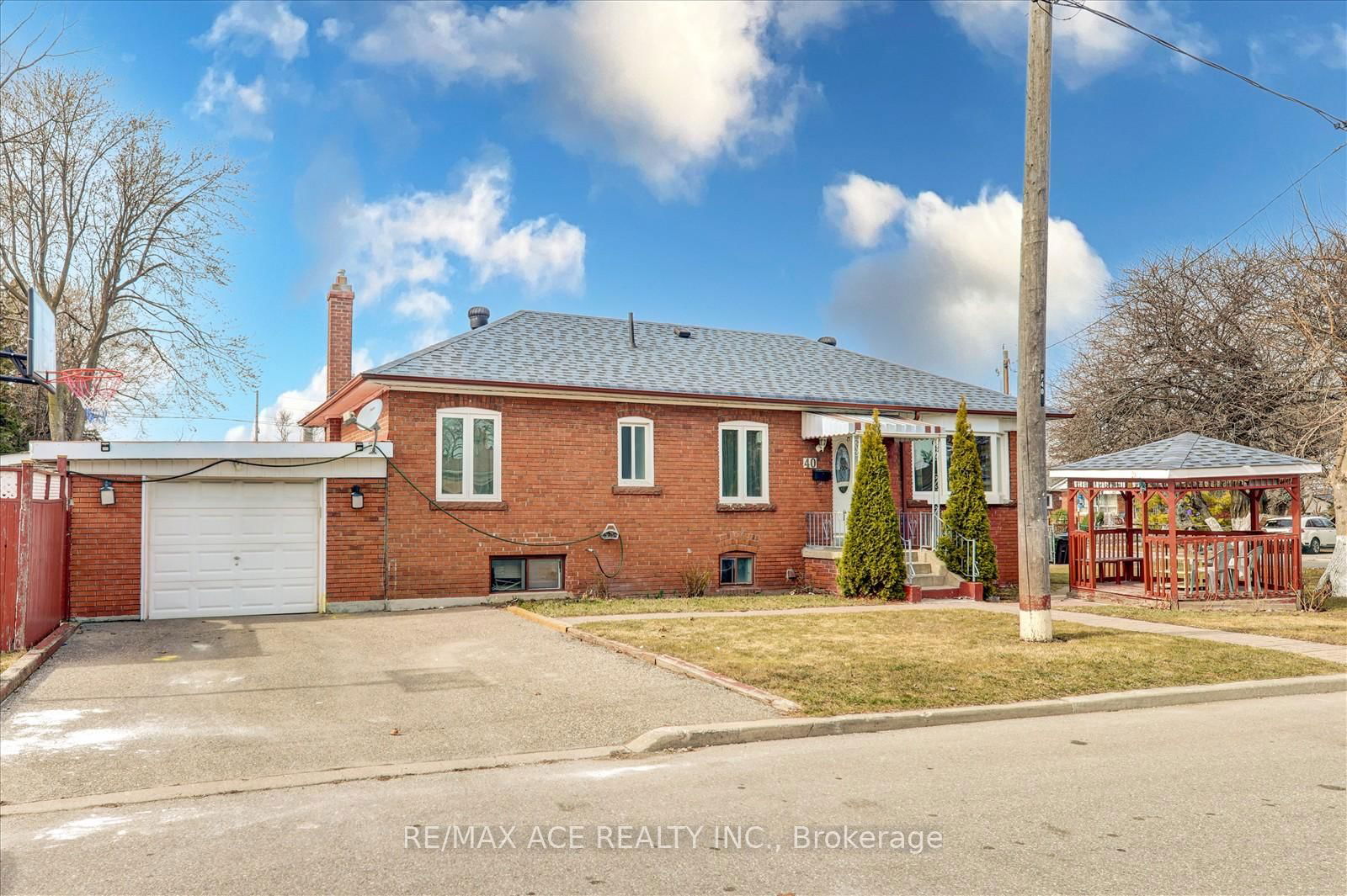 Detached House for sale at 40 Lombardy Crescent, Toronto, Kennedy Park, M1K 4N8 - MLS: E12132302