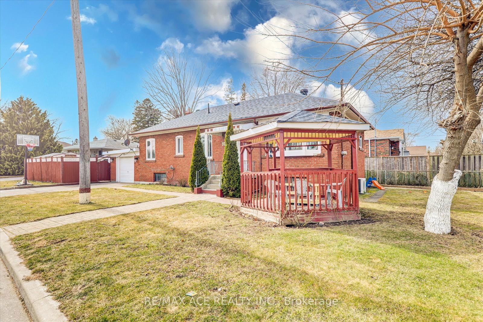Detached House for sale at 40 Lombardy Crescent, Toronto, Kennedy Park, M1K 4N8 - MLS: E12132302