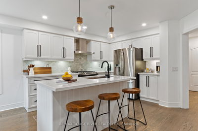 39 Bathgate Cres, Clarington - Courtice image-0-4