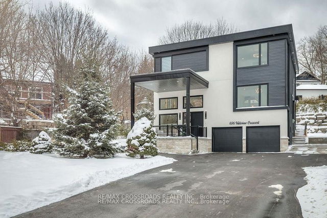 696 Hillview Crescent