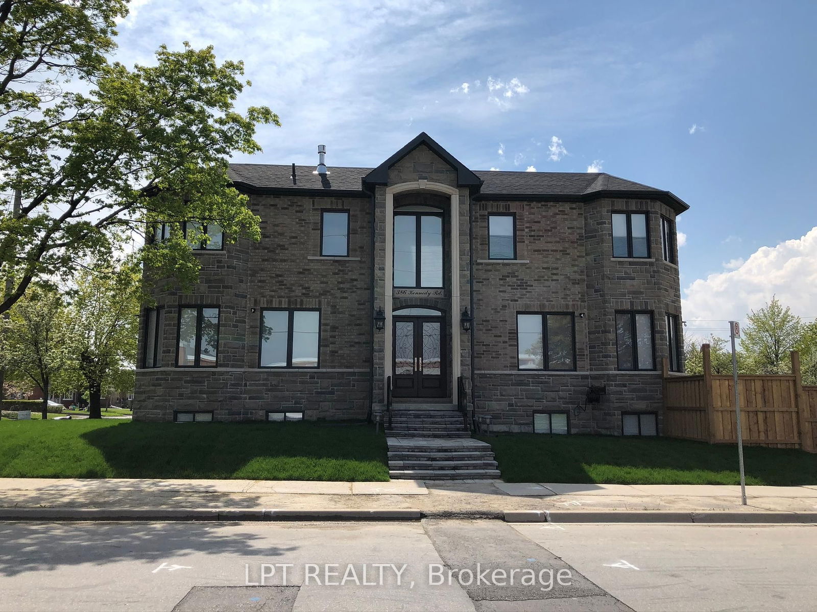 Detached House for sale at 386 Kennedy Road, Toronto, Clairlea-Birchmount, M1K 2A6 - MLS: E12135060