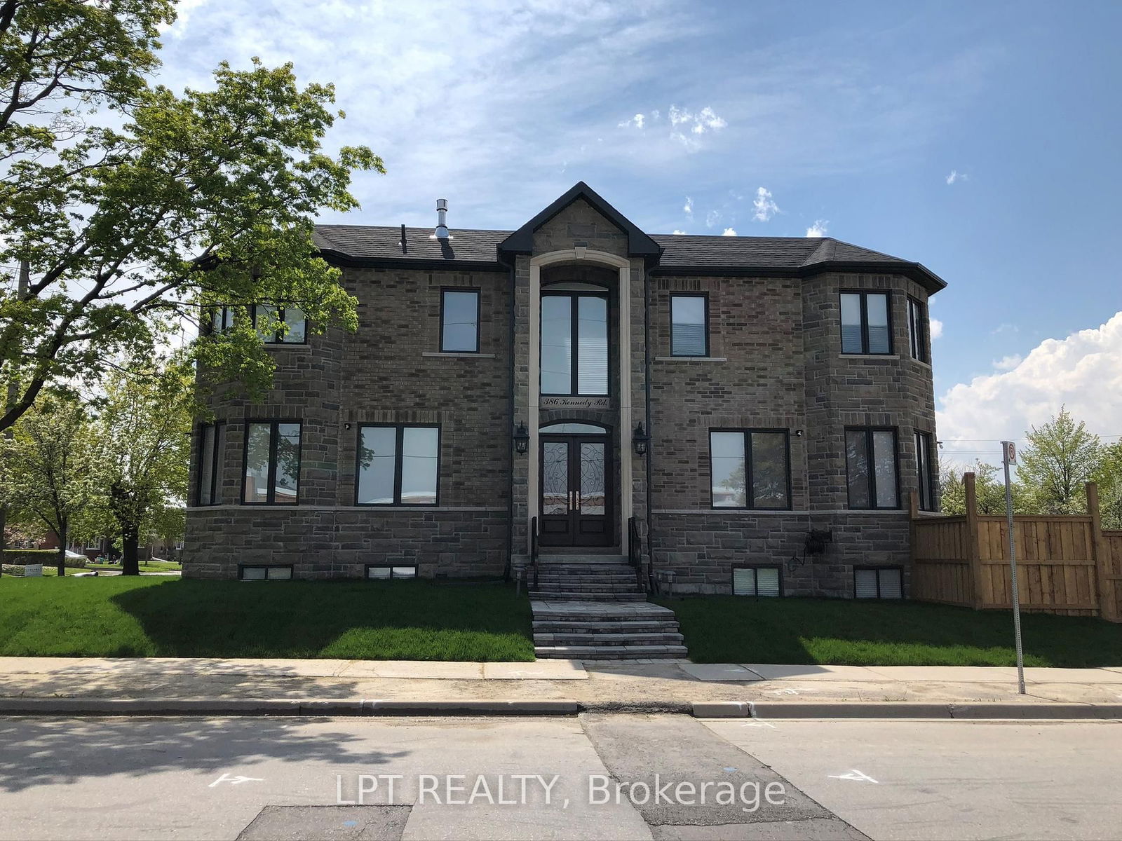 Detached House for sale at 386 Kennedy Road, Toronto, Clairlea-Birchmount, M1K 2A6 - MLS: E12135060