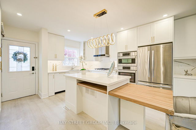 102 Mossbrook Crescent