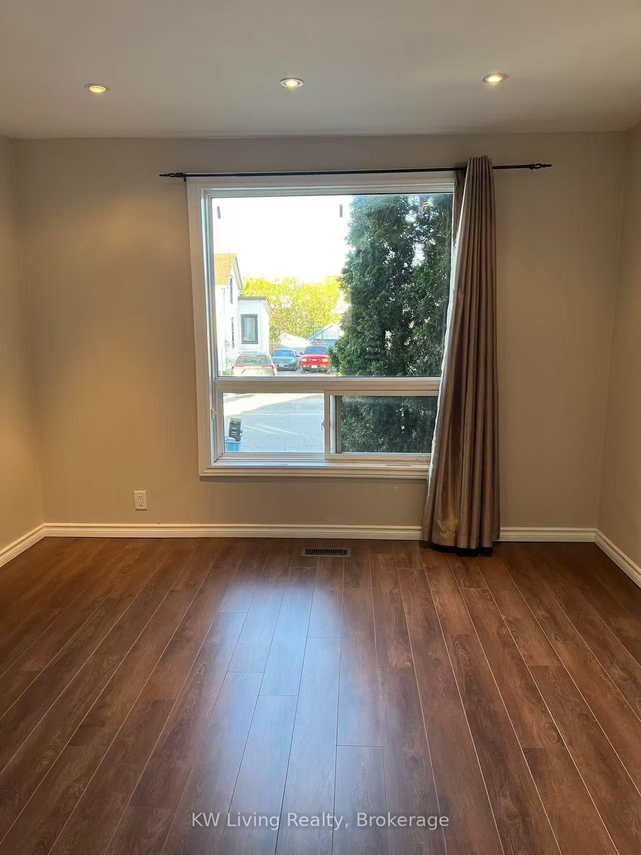 Detached House for lease at 310 Nassau Street, Oshawa, Vanier, L1J 4A8 - MLS: E12137631