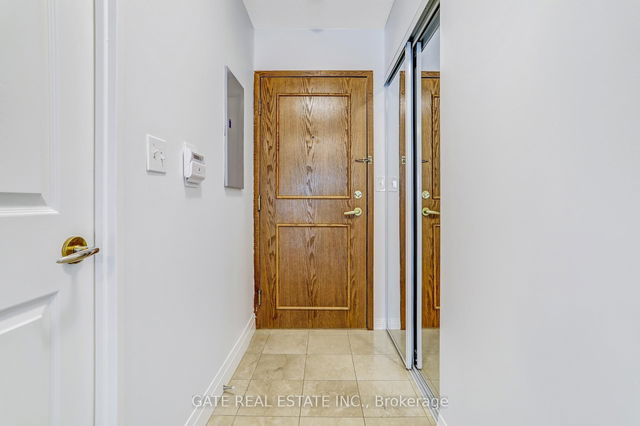 1111 - 8 Lee Centre Drive