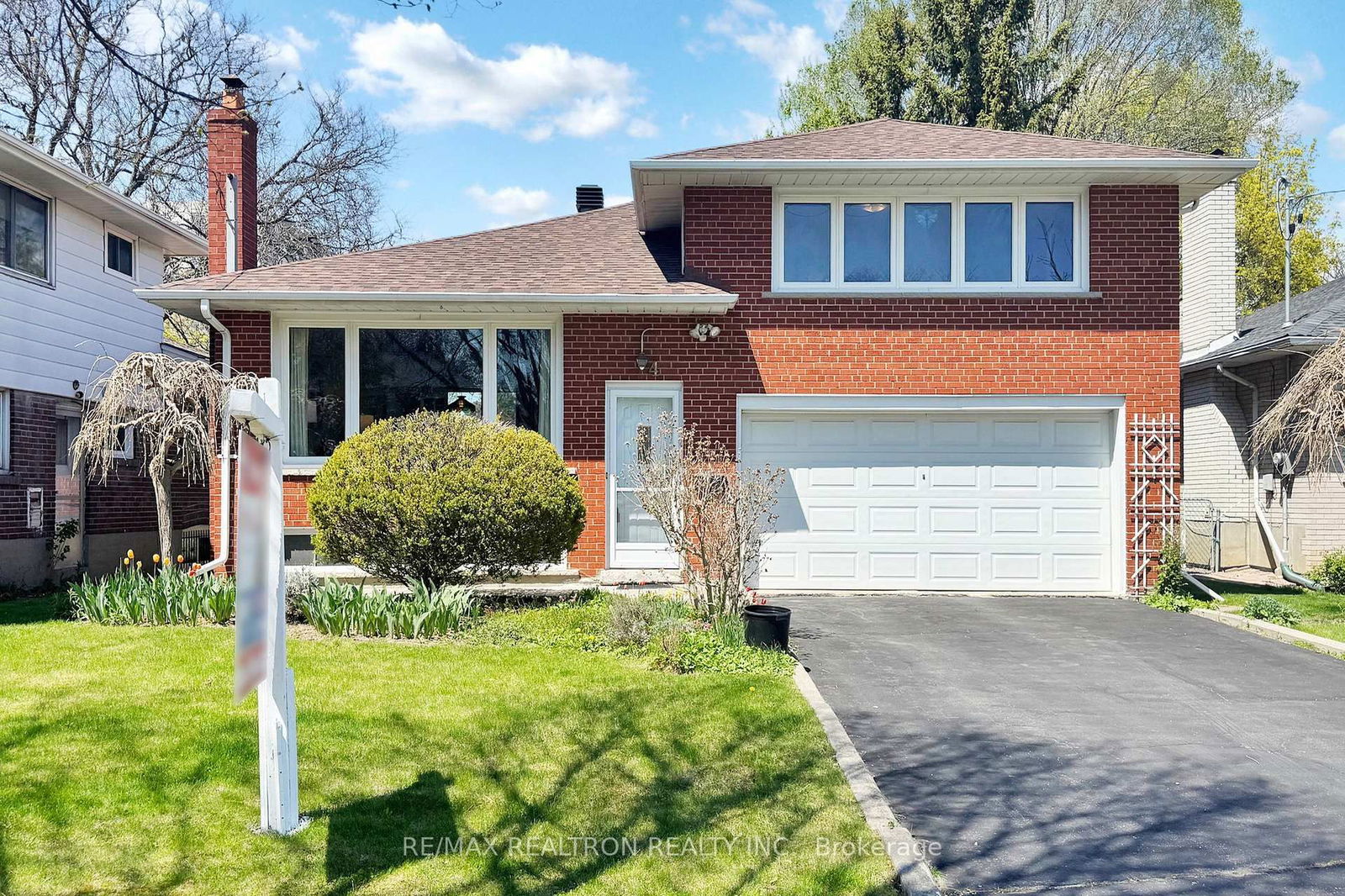Detached House for sale at 4 Amulet Street, Toronto, Tam O'Shanter-Sullivan, M1T 2E4 - MLS: E12142805