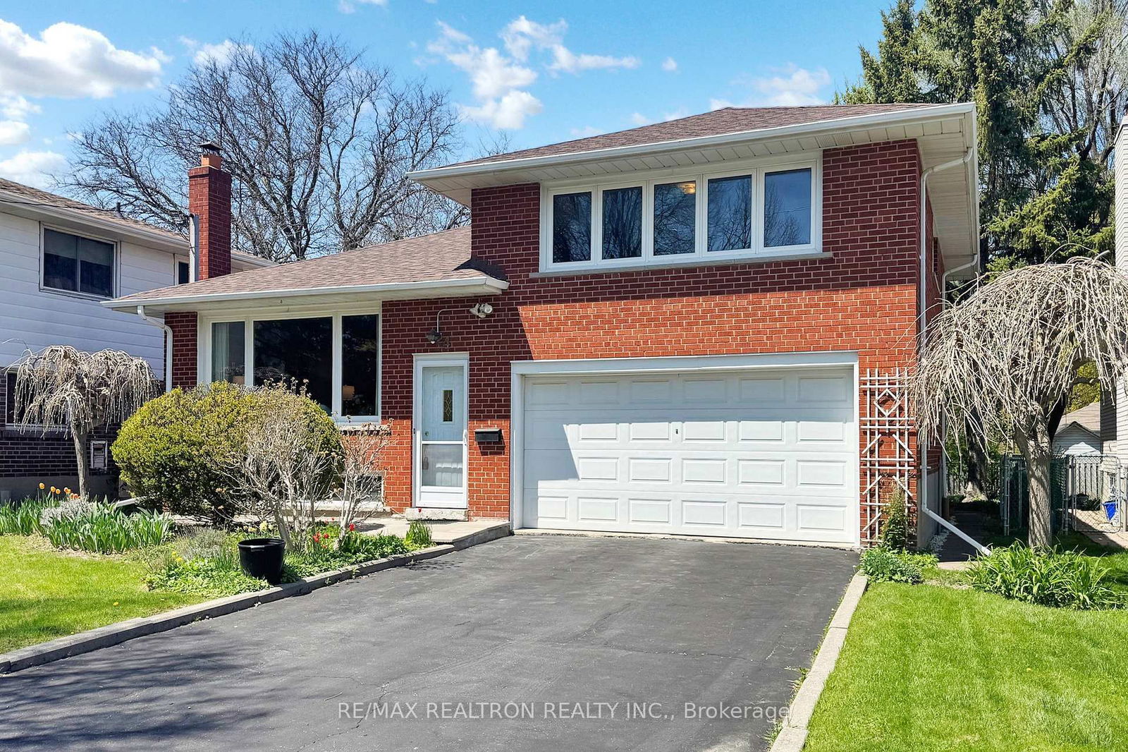 Detached House for sale at 4 Amulet Street, Toronto, Tam O'Shanter-Sullivan, M1T 2E4 - MLS: E12142805