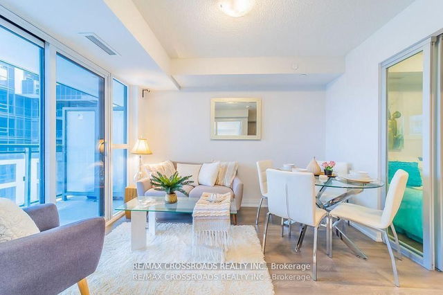 422 - 20 Meadowglen Place
