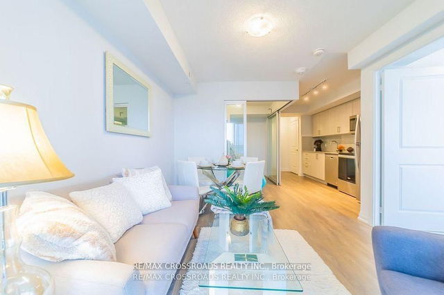 422 - 20 Meadowglen Place