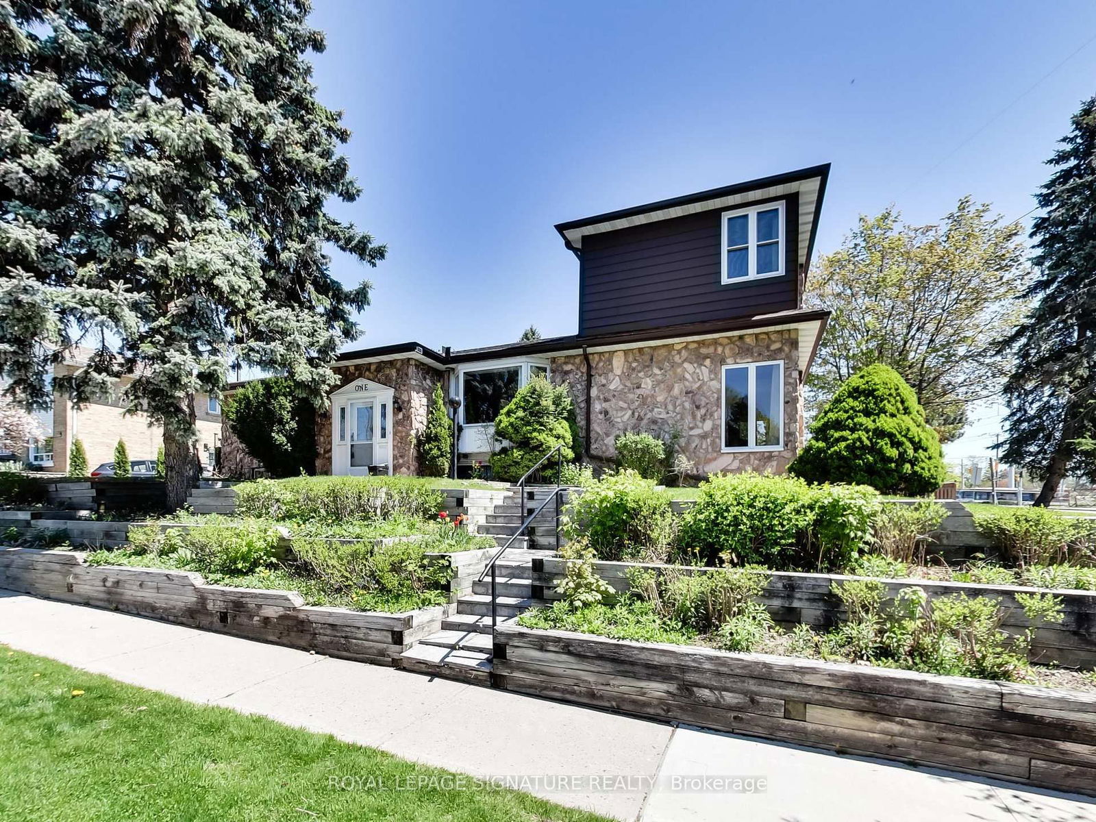 Detached House for sale at 1 Kencliff Crescent, Toronto, Bendale, M1P 4E2 - MLS: E12146739